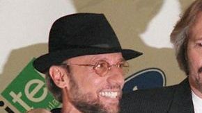 Maurice (izquierda) Barry (centro)  y Robin Gibb (derecha) del grupo británico  Bee Gees.