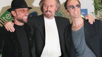 Maurice (izquierda) Barry (centro)  y Robin Gibb (derecha) del grupo británico  Bee Gees.