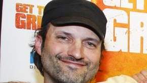 Robert Rodríguez (izq.) y Mel Gibson, con Kevin Hernández y el director Adrián Grunberg, en el estreno de 'Get the Gringo'.