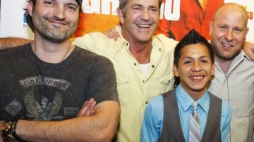Robert Rodríguez (izq.) y Mel Gibson, con Kevin Hernández y el director Adrián Grunberg, en el estreno de 'Get the Gringo'.