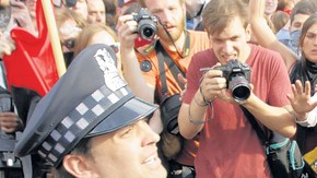 Una barrera de la Policía Estatal de Illinois se forman para impedir disturbios en la Ave. Michigan.