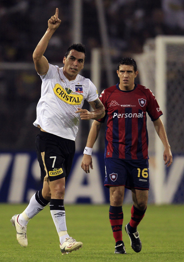 Esteban Paredes anotó tres  goles y Colo  Colo clasificó.