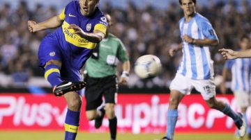 Lucas Viatri  remata a la portería para conseguir el primer gol de Boca Jrs. ante Racing, ayer en el  cierre de la jornada del Torneo Clausura.