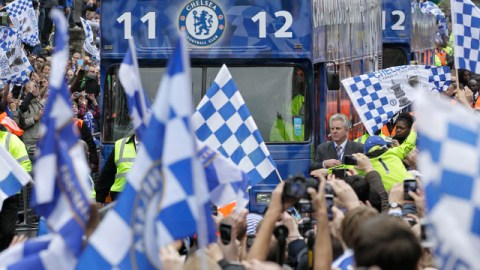 Los jugadores 'blues' se dejan querer desde lo alto del autobús que paseó al equipo entre los vítores de sus felices aficionados.