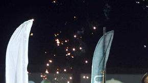 Oswaldo Sánchez levanta por todo lo alto el trofeo de campeón del Clausura 2012 e inicia el festejo en el Estadio Corona.