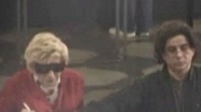 Thomas Parkin, a la izquierda en una imagen de cuando acudió al banco disfrazado como su mamá.