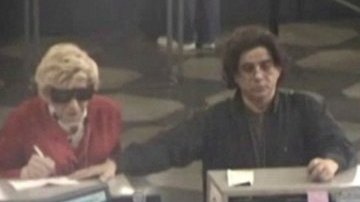 Thomas Parkin, a la izquierda en una imagen de cuando acudió al banco disfrazado como su mamá.