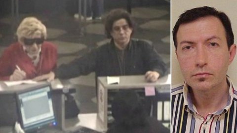 Thomas Parkin, a la izquierda en una imagen de cuando acudió al banco disfrazado como su mamá.