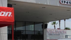 Edwin Colón, presidente y CEO de Mech-Tech, montado en un triciclo.