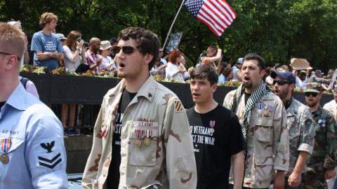 Alrededor de 50 veteranos de las guerras de Irak y Afganistán devolvieron sus medallas como parte de una gran manifestación en contra de la Cumbre de la OTAN que se realiza en Chicago.