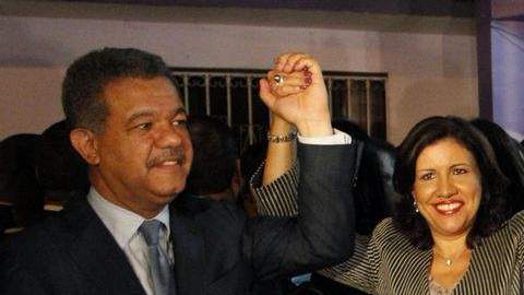 El presidente electo, Danilo Medina (centro), junto su esposa, Cándida Montilla (derecha), la candidata a la vicepresidencia Margarita Cedeño (izquierda), y el actual presidente Leonel Fernández, ayer en la sede del partido tras conocer los resultados.