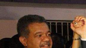 El presidente electo, Danilo Medina (centro), junto su esposa, Cándida Montilla (derecha), la candidata a la vicepresidencia Margarita Cedeño (izquierda), y el actual presidente Leonel Fernández, ayer en la sede del partido tras conocer los resultados.