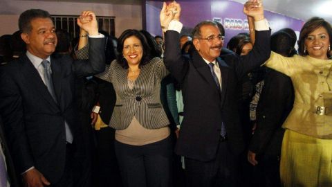 El presidente electo, Danilo Medina (centro), junto su esposa, Cándida Montilla (derecha), la candidata a la vicepresidencia Margarita Cedeño (izquierda), y el actual presidente Leonel Fernández, ayer en la sede del partido tras conocer los resultados.