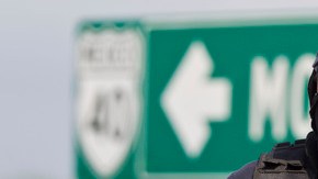 Un policía federal custodia la zona de la matanza, una carretera entre Monterrey y la frontera con EEUU.