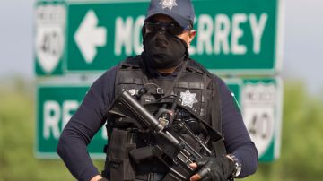 Un policía federal custodia la zona de la matanza, una carretera entre Monterrey y la frontera con EEUU.