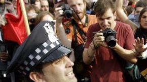 Manifestantes intentan detener a un policia de Chicago que trata de llevarse a preso a una persona.
