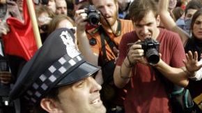 Manifestantes intentan detener a un policia de Chicago que trata de llevarse a preso a una persona.