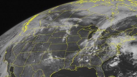 Los meteorólogos prevén que Alberto permanezca frente al litoral de Carolina del Sur y del Norte.