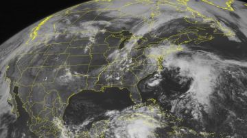 Los meteorólogos prevén que Alberto permanezca frente al litoral de Carolina del Sur y del Norte.