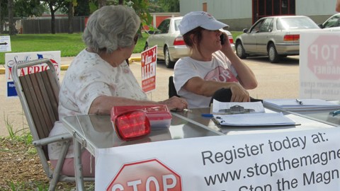 El grupo llamado Stop the Magnet ha estado promoviendo peticiones antiinmigrantes.