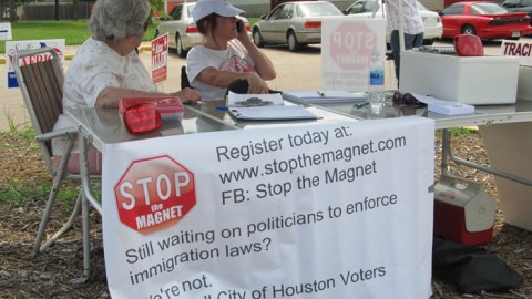 El grupo llamado Stop the Magnet ha estado promoviendo peticiones antiinmigrantes.