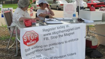 El grupo llamado Stop the Magnet ha estado promoviendo peticiones antiinmigrantes.
