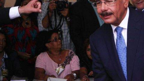 Danilo Medina, candidato presidencial del oficialista Partido de la Liberación Dominicana (PRLD), deposita su voto en la urna durante las elecciones presidenciales  en Santo Domingo.