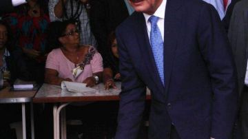 Danilo Medina, candidato presidencial del oficialista Partido de la Liberación Dominicana (PRLD), deposita su voto en la urna durante las elecciones presidenciales  en Santo Domingo.
