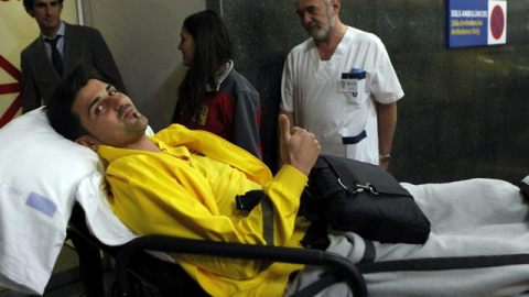 David Villa saluda al momento de ingresar ayer en la Clinica Quiron de Barcelona.