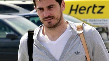 Íker Casillas a su llegada ayer al sitio de  concentración de la selección de España que defenderá el título en la Eurcopa de Naciones.