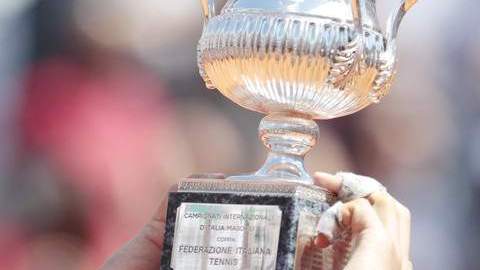 El español Rafael Nadal presume su trofeo tras reconquistar Roma.