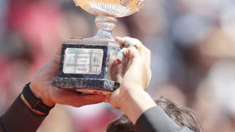 El español Rafael Nadal presume su trofeo tras reconquistar Roma.
