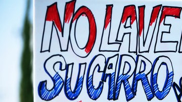 El cartel que cargaban ayer varios 'carwasheros' no podía ser más explícito, aludiendo al presunto  abuso de los empleadores.