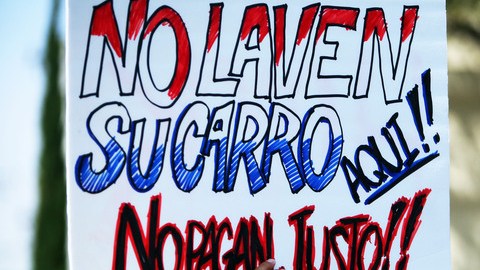 El cartel que cargaban ayer varios 'carwasheros' no podía ser más explícito, aludiendo al presunto  abuso de los empleadores.