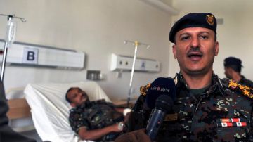 El comandante Yahya Saleh (d) comparece ante la prensa en un hospital de Saná, en Yemen, en relación con el atentado