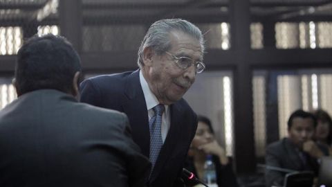 El exdictador de Guatemala Efrín Ríos Montt asiste a su audiencia donde se le impuso un segundo cargo por genocidio, ayer.