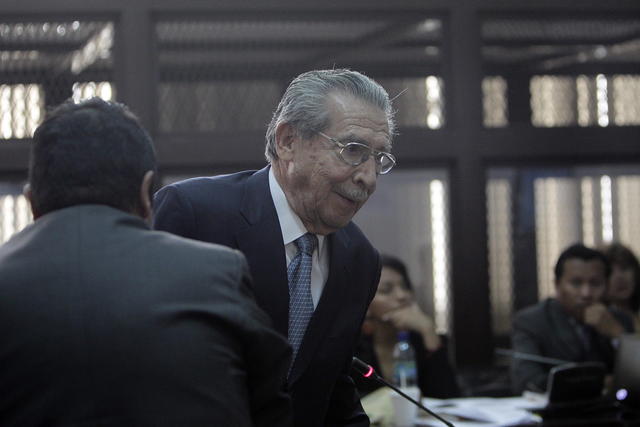 El exdictador de Guatemala Efrín Ríos Montt asiste a su audiencia donde se le impuso un segundo cargo por genocidio, ayer.