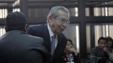 El exdictador de Guatemala Efrín Ríos Montt asiste a su audiencia donde se le impuso un segundo cargo por genocidio, ayer.