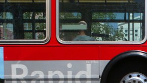 Una foto del chofer Alan Thomas en el altar improvisado en el lugar donde un sospechoso le disparó y lo mató.