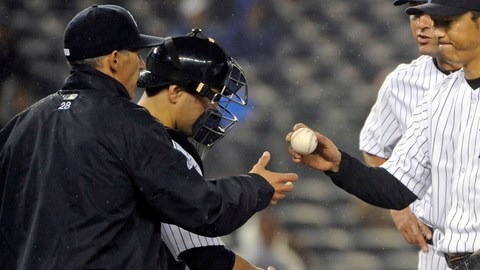 El japonés Hiroki Kuroda (der.) le entrega la bola al piloto Joe Girardi después de ser castigado por los Reales en el sexto episodio.