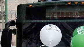 Un aficionado celebra con los jugadores del Santos.