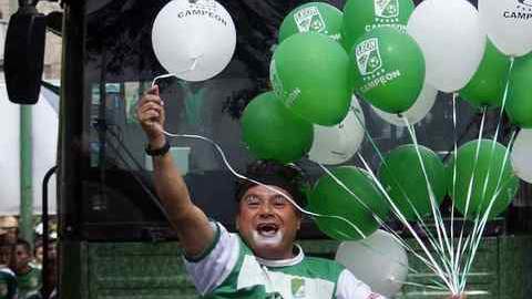 Un aficionado celebra con los jugadores del Santos.