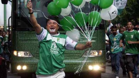 Un aficionado celebra con los jugadores del Santos.