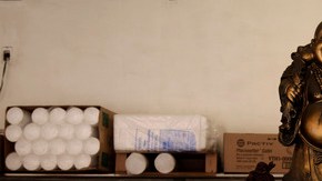 Un hombre ordena comida en un restaurante de Chinatown. El barrio chino del centro de Los  Ángeles es uno de los más antiguos del país, pero podría cambiar con la llegada de una tienda Wal-Mart.