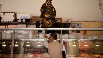 Un hombre ordena comida en un restaurante de Chinatown. El barrio chino del centro de Los  Ángeles es uno de los más antiguos del país, pero podría cambiar con la llegada de una tienda Wal-Mart.