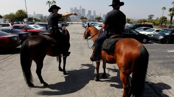 Uniformados de LAPD trabajan como guardias de seguridad en el estacionamiento de Dodger Stadium en foto del 10 de abril.
