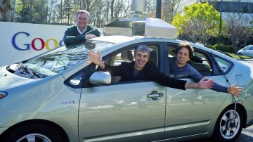 El Director Ejecutivo de Google, Eric Schmidt (i), y los cofundadores de la empresa, Larry Page (c) y Sergey Brin, en el interior de un Toyota Prius con piloto automático.