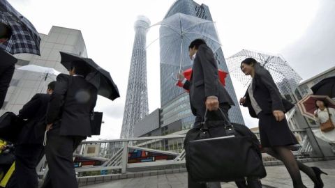 Un grupo de personas camina junto al Tokyo Skytree.
