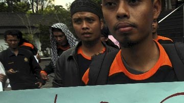 En Indonesia, varios opositores  de Lady Gaga se han manifestado en las calles.