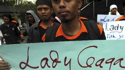 En Indonesia, varios opositores  de Lady Gaga se han manifestado en las calles.